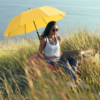 Fare Travelmate 6139 strandparasol en paraplu in &eacute;&eacute;n geel strand