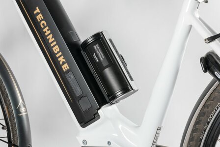 Technisat DIGITRADIO BIKE 1 DAB+/FM fietsradio voor op stuur zwart/zilver aan frame bevestigd
