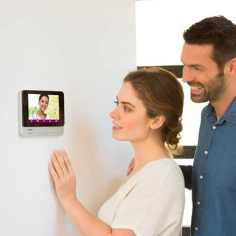 Philips WelcomeEye touch intercom met camera DES 9700 VDP monitor aan muur bevestigd