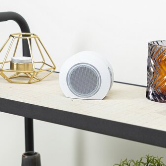 Byron DBY-23524 draadloze deurbel set met twee ontvangers met lichtsignaal ontvanger op tafel