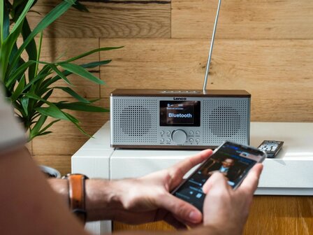 Lenco DIR-170WA internet/DAB+/FM smart radio walnoot zilver op tafel
