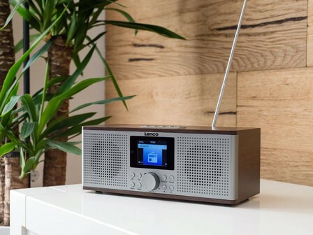 Lenco DIR-170WA internet/DAB+/FM smart radio walnoot zilver op tafel