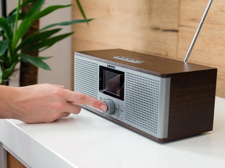 Lenco DIR-170WA internet/DAB+/FM smart radio walnoot zilver op tafel