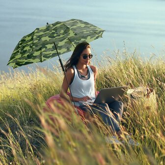 Fare Travelmate 6139 strandparasol en paraplu in &eacute;&eacute;n - camouflage donkergroen