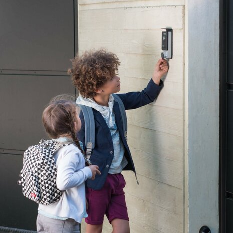 Philips WelcomeEye touch intercom met camera DES 9700 VDP deur openen met tag