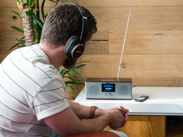 Lenco DIR-170WA internet/DAB+/FM smart radio walnoot zilver op tafel
