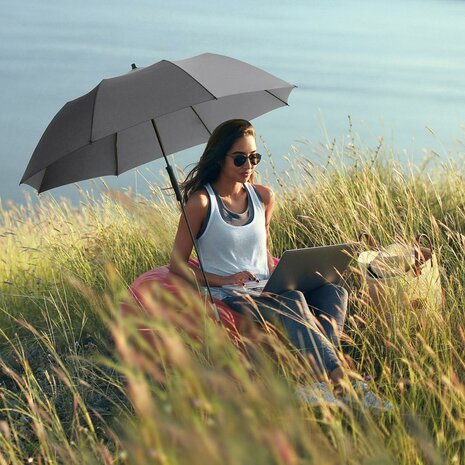 Fare Travelmate 6139 strandparasol en paraplu in &eacute;&eacute;n - grijs