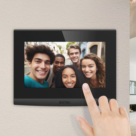 Extel 720330 Open 3K bedrade video intercom met toetsenbord en 7 inch scherm aan muur